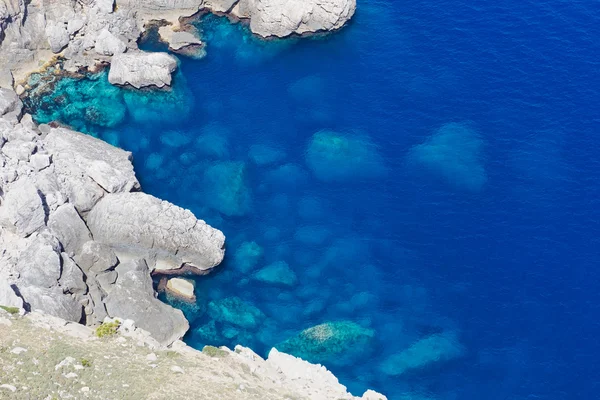 Rochers en mer Méditerranée — Photo