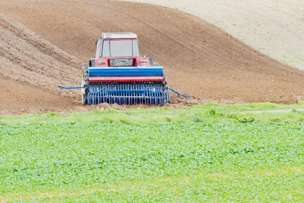 Traktor v terénu — Stock fotografie