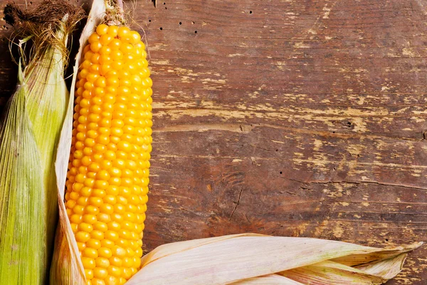 Mazorcas de maíz sobre madera —  Fotos de Stock