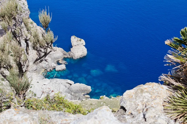 Βράχια στην Μεσόγειο θάλασσα — Φωτογραφία Αρχείου