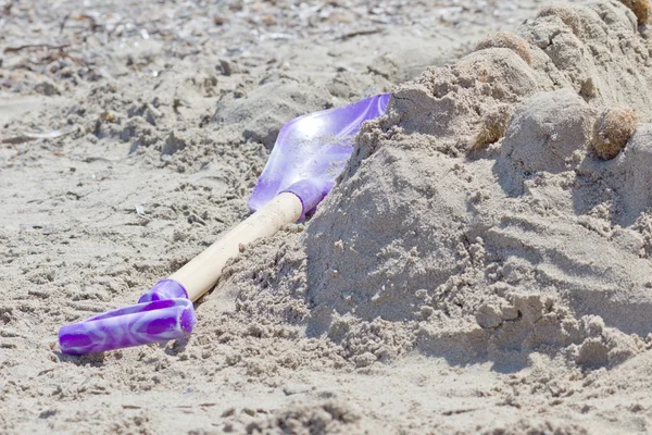 Shovel in the sand — Stock Photo, Image