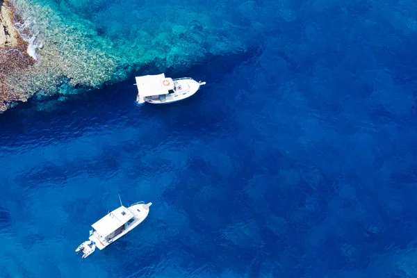 Bir körfezde tekneler