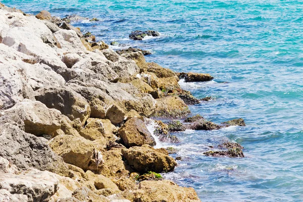 Βράχια στην Μεσόγειο θάλασσα — Φωτογραφία Αρχείου