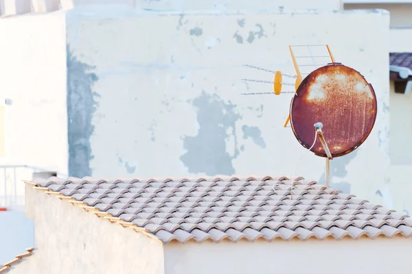 Antiguo antena parabólica —  Fotos de Stock