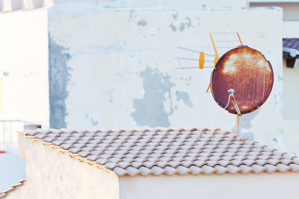 Старая спутниковая тарелка
