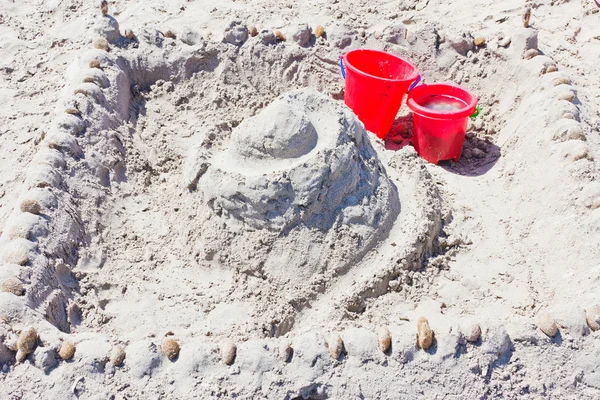 Seau rouge dans le sable — Photo