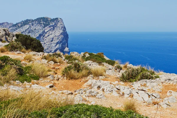 Cliff coast in Mediterranean Sea — Stock Photo, Image