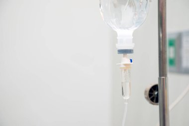 Serum serumundan sıvı damlası hastane odasında fotokopi odasıyla asılı duruyor. Tıbbi tedavi acil durum kavramı