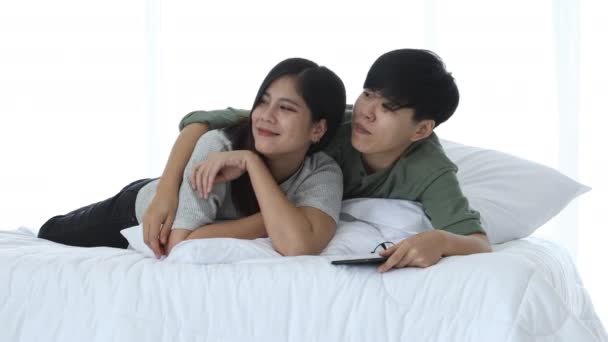 快乐的亚洲女同性恋夫妇休闲活动理念 年长女性在床上谈天说地 拥抱年轻女性 — 图库视频影像