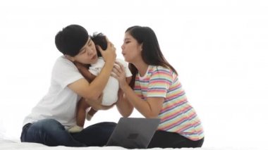 Genç, beyaz arka planda, yatak odasındaki yaşlı lezbiyenden kucak dolusu çocuk istiyor. Mutlu LGBT Aile Konsepti