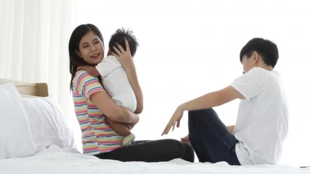亚洲年轻的女同性恋穿着彩虹T恤 抱着男婴躺在床上 老年妇女则站起来取笑 快乐的Lgbt家庭概念 — 图库视频影像