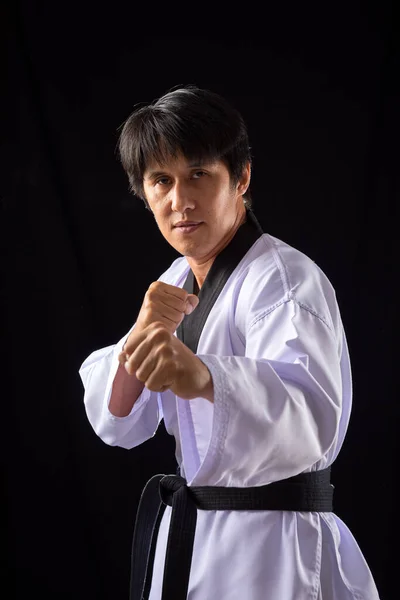 Μαύρο Red Belt Taekwondo Karate Αρσενικό Αθλητή Δείχνουν Παραδοσιακά Καταπολέμηση — Φωτογραφία Αρχείου