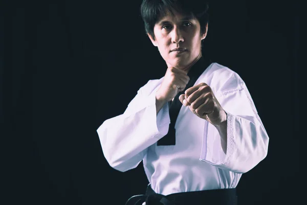 Schwarz Roter Gürtel Taekwondo Karate Männlicher Athlet Zeigt Traditionelle Kampfpositionen — Stockfoto