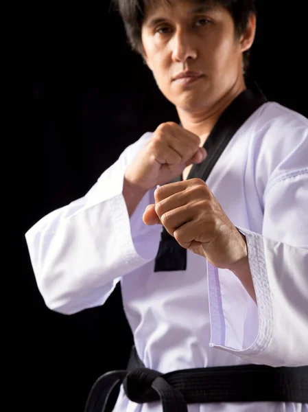 閉じるアップ黒赤ベルトTaekwondo空手男性選手男ショー伝統的な戦いのポーズ上の黒の背景 — ストック写真