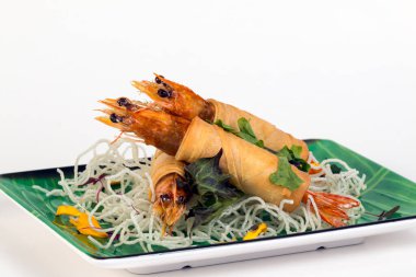 Fried sarılmış karides ve beyaz arka plan üzerinde çıtır çıtır kızarmış noodle