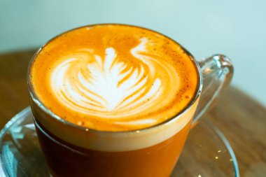 Kapuçino ya da yapraklı köpüklü latte, kahve bardağını temizler. Kafe ve bar, barista sanat konsepti..