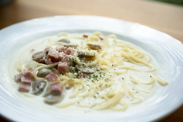 Spaghetti Carbonara Szynką Mushroom Cream Sauce Włoskie Jedzenie Selektywne Ostrość — Zdjęcie stockowe