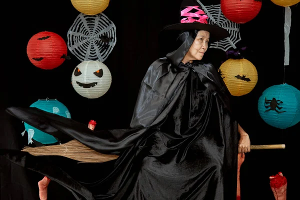 Halloween Wizard Witch Concept Senior Kvinna Häxdräkter Firar Halloween Poserar — Stockfoto