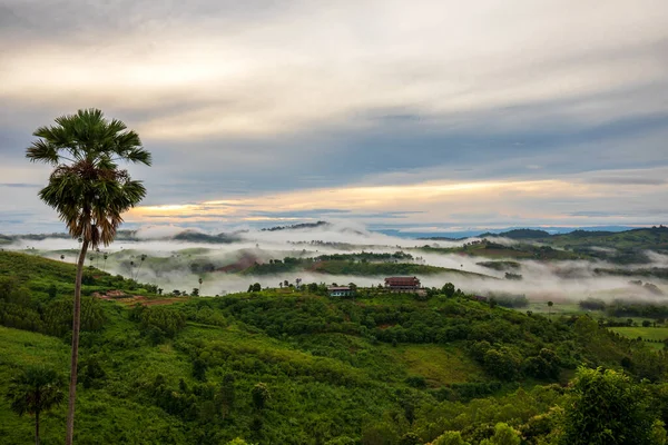 Niebla Blanca Madrugada Amanecer Sobre Colina Bungalow Amplio Campo Con —  Fotos de Stock