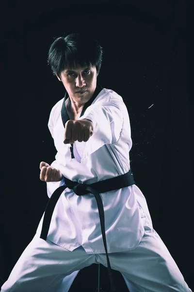 Μαύρο Red Belt Taekwondo Karate Αρσενικό Αθλητή Δείχνουν Παραδοσιακή Καταπολέμηση — Φωτογραφία Αρχείου