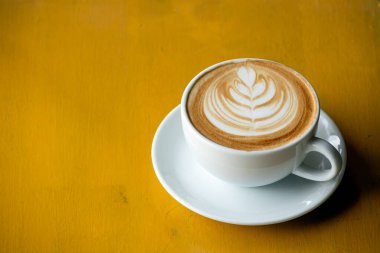 Sıcak kahve latte sanat üst desen ile yakın, masada sıcak duygu kahve, fotokopi alanı ile vintage fincan