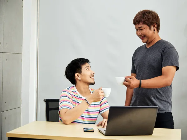 대통령 있는게 매력적 아시아 남자들 사무실에서 노트북 컴퓨터로 일하며 커피를 — 스톡 사진