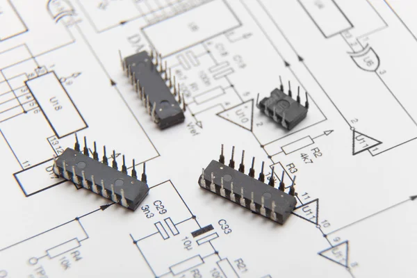 Mikrochip auf einem elektronischen Diagramm — Stockfoto