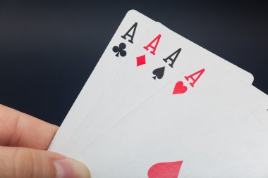 siyah arka planda kartları