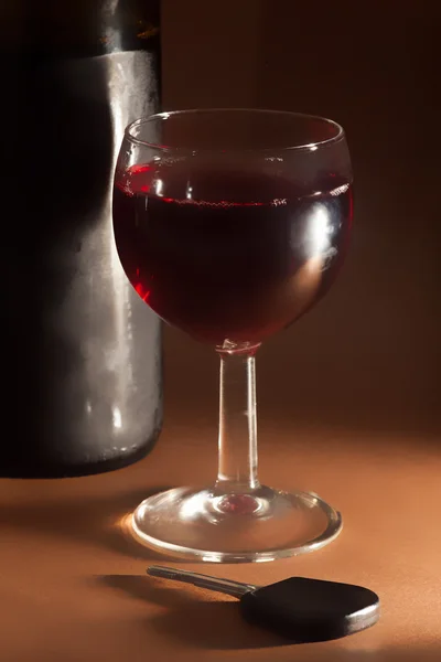 Glas vin och bil nyckel — Stockfoto