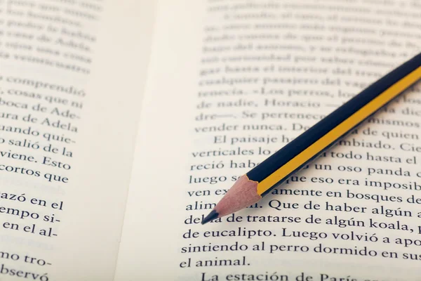 Bir kitap kalem — Stok fotoğraf