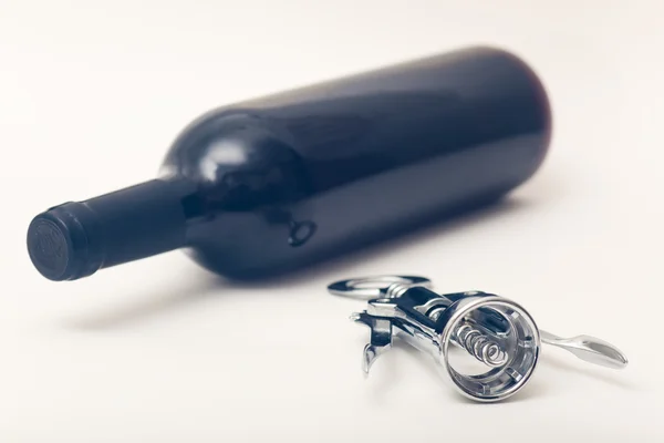 Flaska vin och corkscrew — Stockfoto