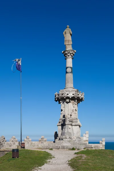 科米利亚斯、 科米利亚斯、 坎塔布里亚、 西班牙侯爵的纪念碑 — 图库照片