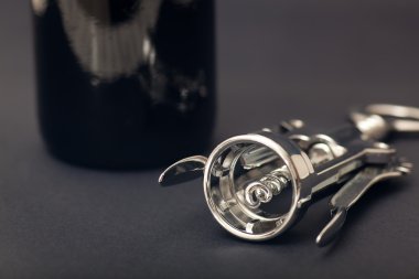 bir şişe şarap ve tirbuşon