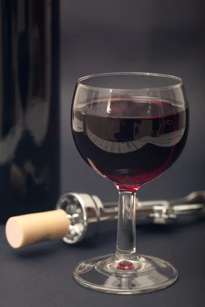 Glas, korkskruv och flaska vin — Stockfoto