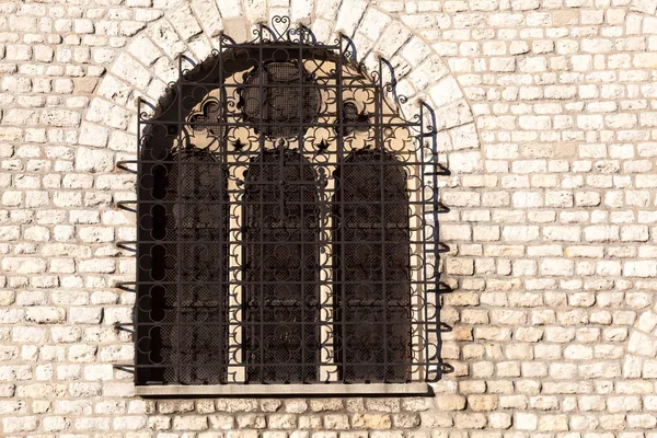Окно в Монмартре, Париж, Франция — стоковое фото