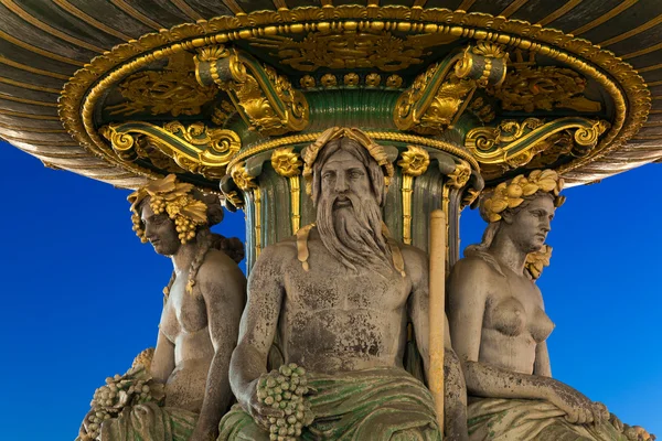 喷泉在协和广场、 巴黎，ile de 法国、 法国 — 图库照片