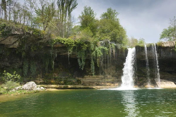 Wodospad pedrosa de tobalina, burgos, castilla y leon, Hiszpania — Zdjęcie stockowe