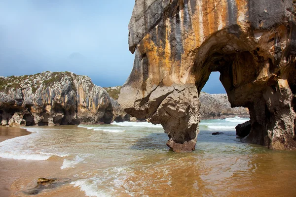 Plage de Cuevas del Mar, Asturies, Espagne — Photo