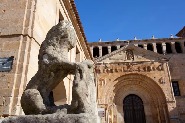 Kolegiátní kostel santa juliana, santillana del mar, cantabri — Stock fotografie