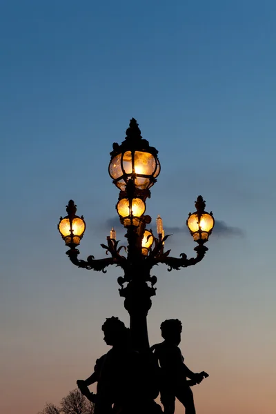 Lyskastere på broen Alexander III, Paris, Ile de France, Fr. – stockfoto