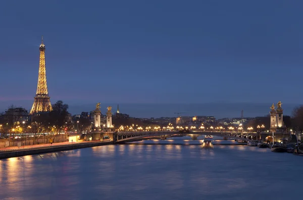 Alexander III brug en Eiffeltoren, Parijs, Frankrijk — Stockfoto