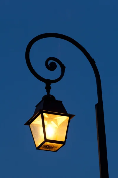 Streetlamp in Fontainebleau, Seine et marne, Ile de France, Fran — Stock Photo, Image