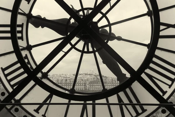 Ρολόι και θέα στη Μονμάρτρη, Παρίσι, ile de france, Γαλλία — Φωτογραφία Αρχείου