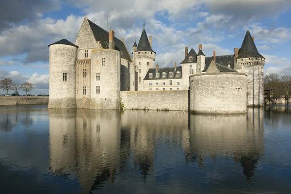Замок Сюлли-сюр-Луар, Луаре, Франция — стоковое фото