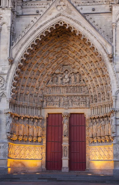 Entrada de la catedral de Amiens, Picardía, Francia — Foto de Stock