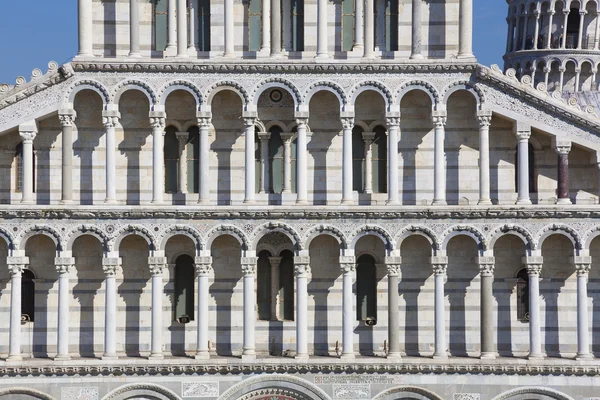 イタリア、トスカーナ州ピサからミラコリ広場ピサの大聖堂 — ストック写真