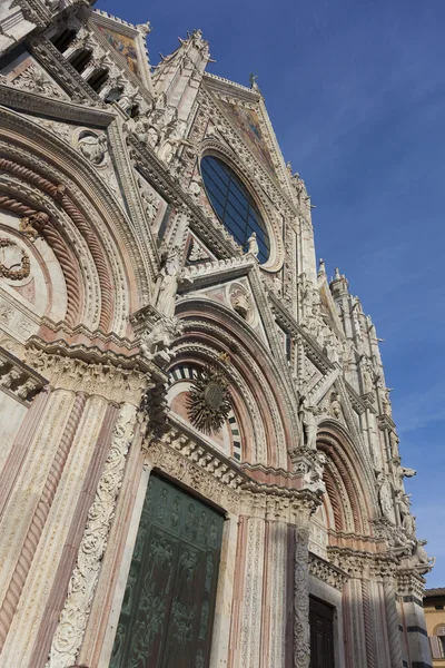 Façade de la cathédrale de Sienne, Toscane, Italie — Photo