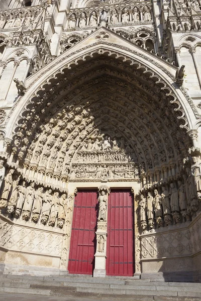 Entrada de la catedral de Amiens, Picardía, Francia — Foto de Stock