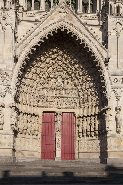 Entrada de la catedral de Amiens, Picardía, Francia — Foto de Stock