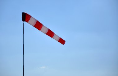 Rüzgar mavi gökyüzü ile gösteren Rüzgar gülü